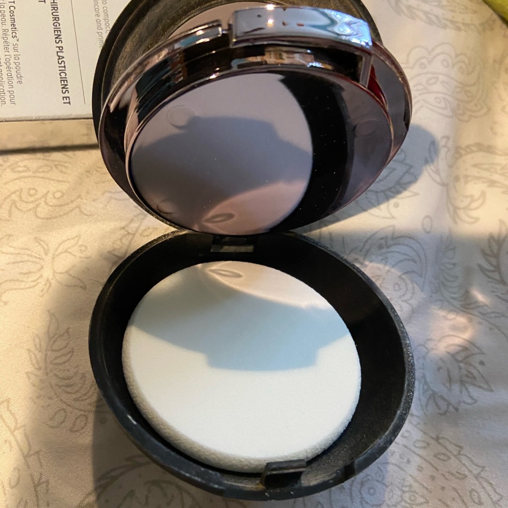 IT Cosmetics Black and Cream Celebration Foundation In Fair - Picture 8 of 9